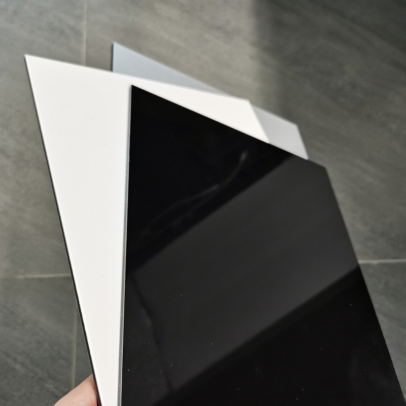 Plus de 5% d'allongement Panneau composite en aluminium PVDF 1220 mm-1570 mm Largeur du noyau PE