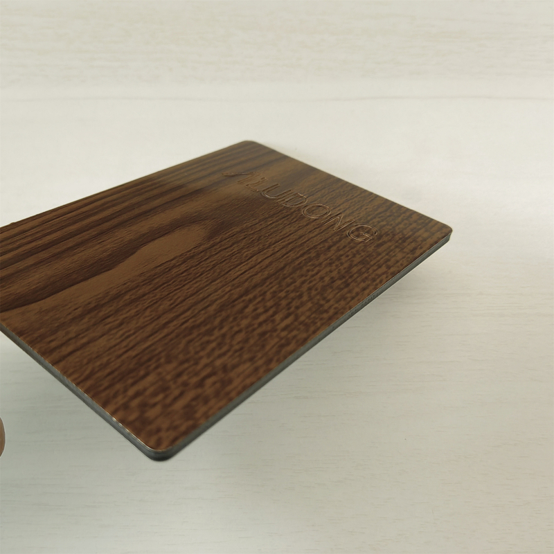 Tailles et couleurs polyvalentes disponibles pour les panneaux composites en aluminium en bois avec stratification de film PVDF