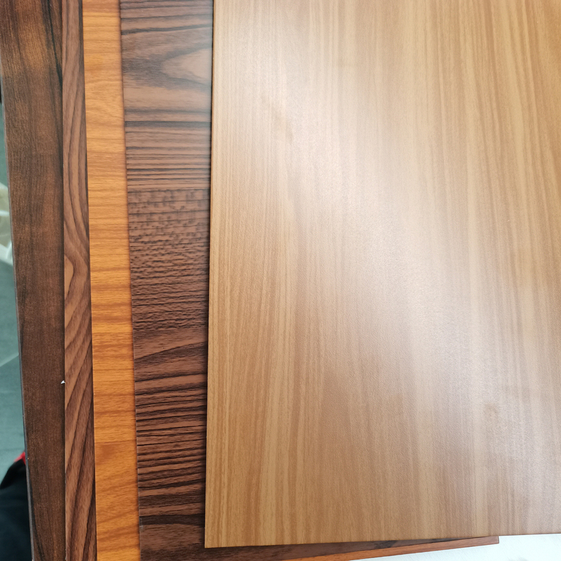 Tailles et couleurs polyvalentes disponibles pour les panneaux composites en aluminium en bois avec stratification de film PVDF