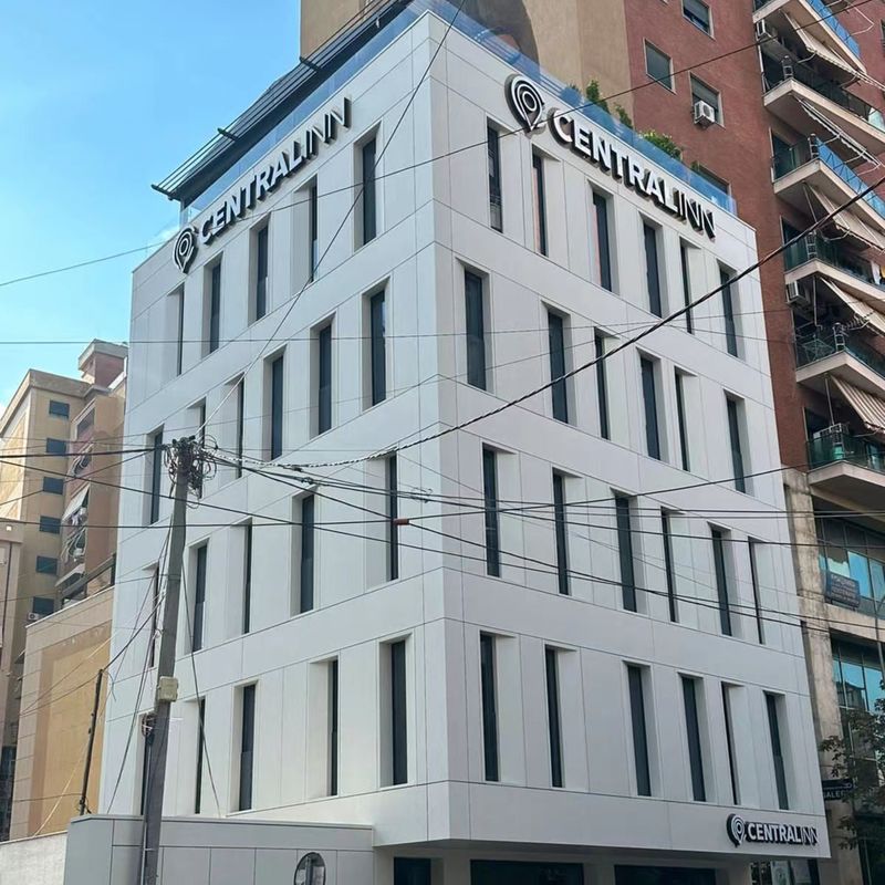 Maison préfabriquée moderne de luxe. Facile à assembler. Container de 3 chambres. Maison avec des panneaux composites en aluminium.