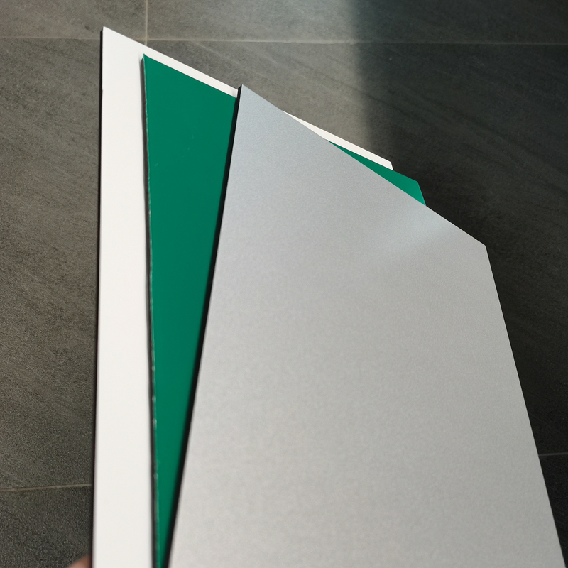 Panneau composite d'aluminium résistant au feu léger avec revêtement PVDF et revêtement nano-PVDF pour une installation et une maintenance faciles