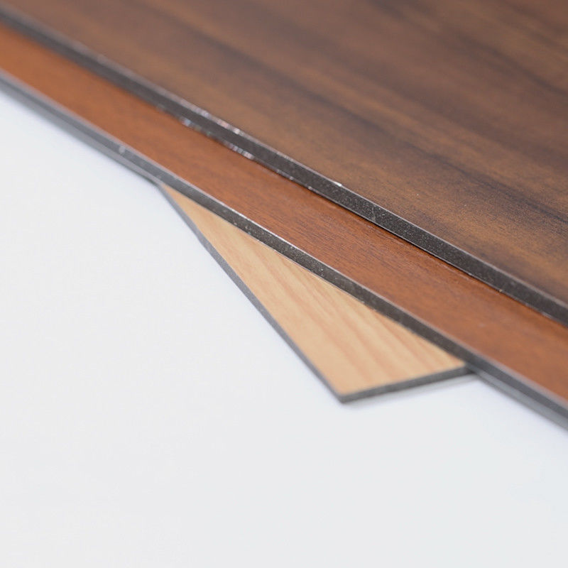 Emballage sécurisé Panneau composite en bois d'aluminium de 4 mm, revêtement PVDF, isolation acoustique pour panneau mural d'aéroport de qualité Alucobond