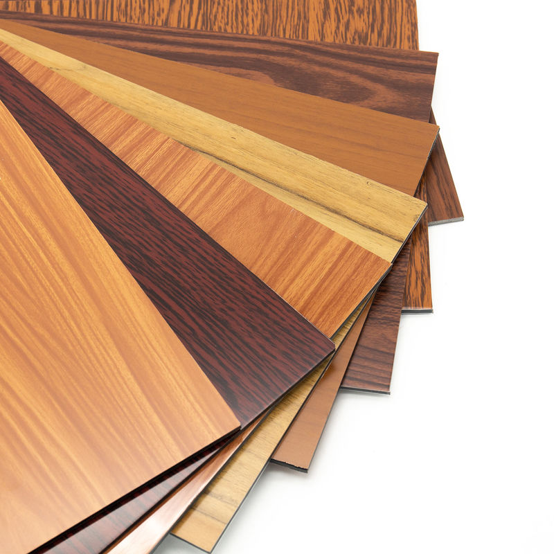 Emballage sécurisé Panneau composite en bois d'aluminium de 4 mm, revêtement PVDF, isolation acoustique pour panneau mural d'aéroport de qualité Alucobond