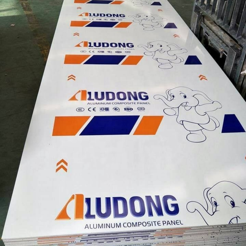 Taille personnalisée ACP Panneau composite d'aluminium à dessin en alliage d'aluminium pour les volets de mur de rideau
