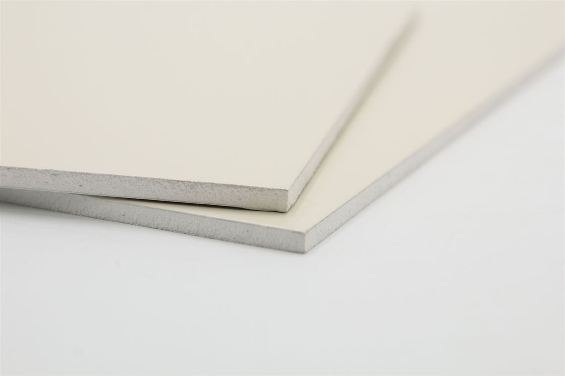 Panneau composite en aluminium Alucbond PVDF B1 A2 pour avant-toits de murs-rideaux extérieurs, auvents intérieurs, plafonds et enseignes