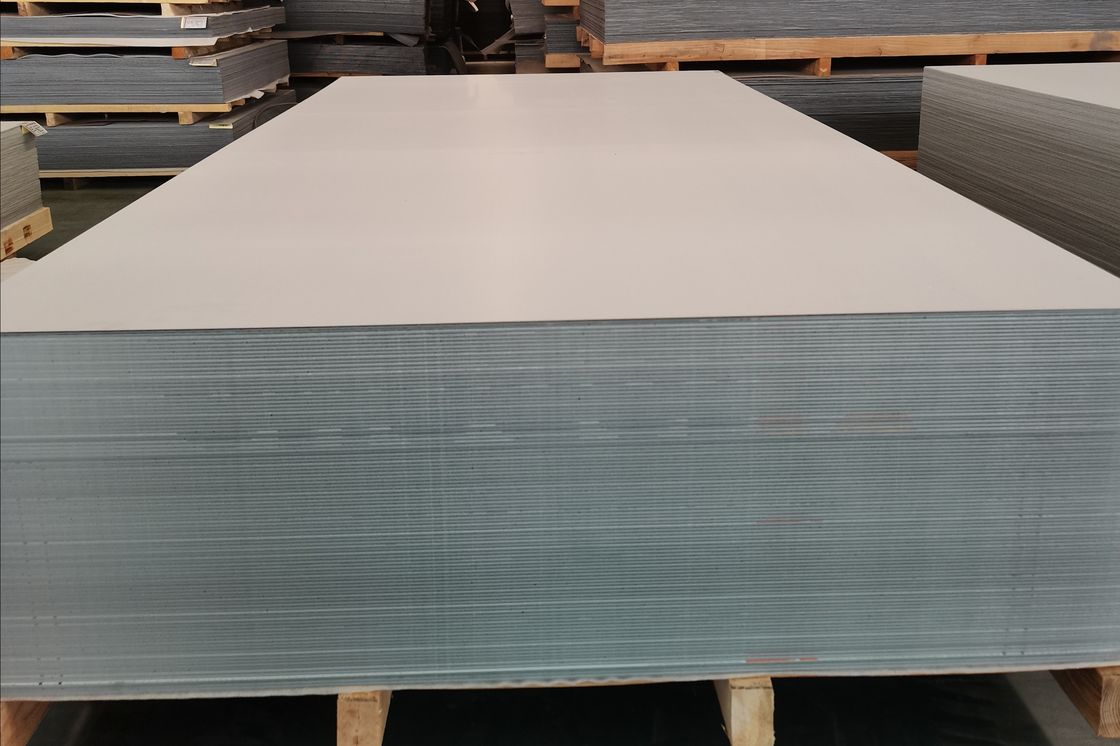 Panneau composite en aluminium Alucbond PVDF B1 A2 pour avant-toits de murs-rideaux extérieurs, auvents intérieurs, plafonds et enseignes