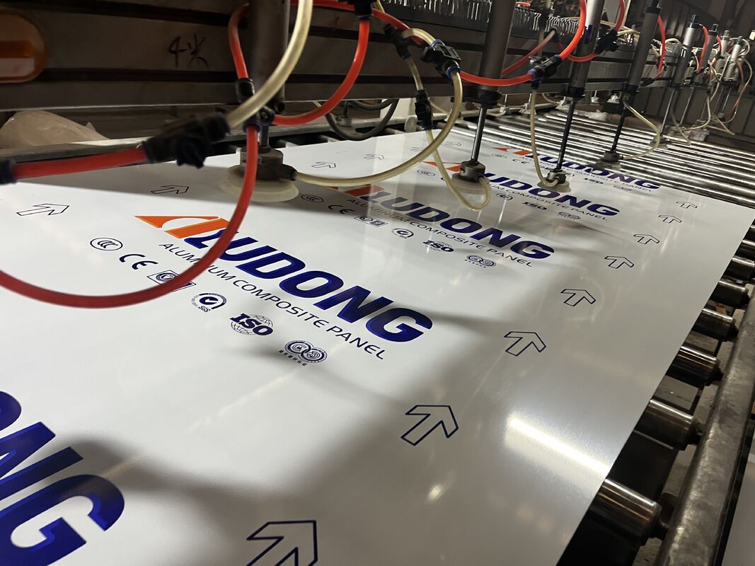 Panneau composite en aluminium ignifuge de 4*0,40 mm FR B1 Pour centre commercial, hôtel, gare, etc.