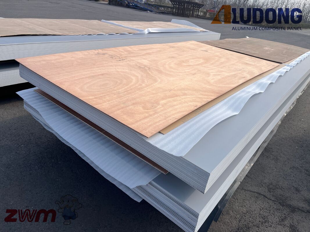 Panneau composite en aluminium ignifuge de 4*0,40 mm FR B1 Pour centre commercial, hôtel, gare, etc.