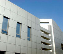 Grande capacité de production A2 B1 ACP ignifuge 4 mm, revêtement PVDF, résistant aux intempéries pour la façade du centre commercial