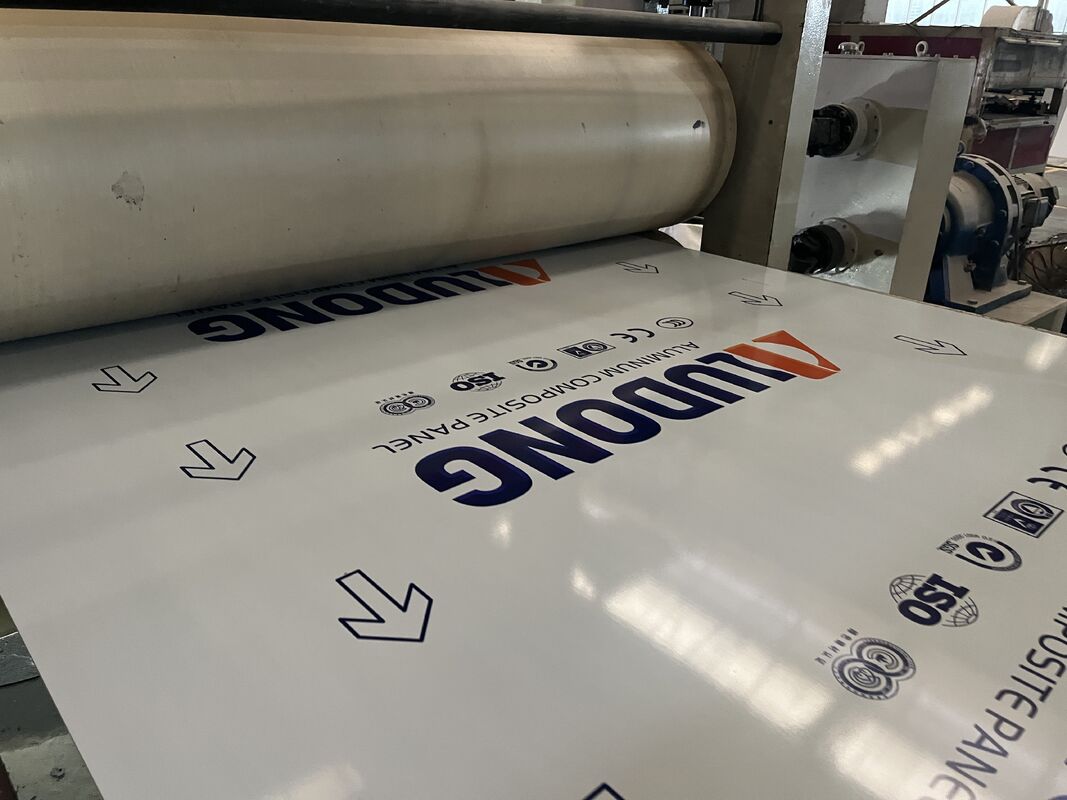 FR Classe A2 PVDF revêtu à l'épreuve du feu ALUDONG Panneau composite en aluminium Épaisseur 4 mm pour les bâtiments
