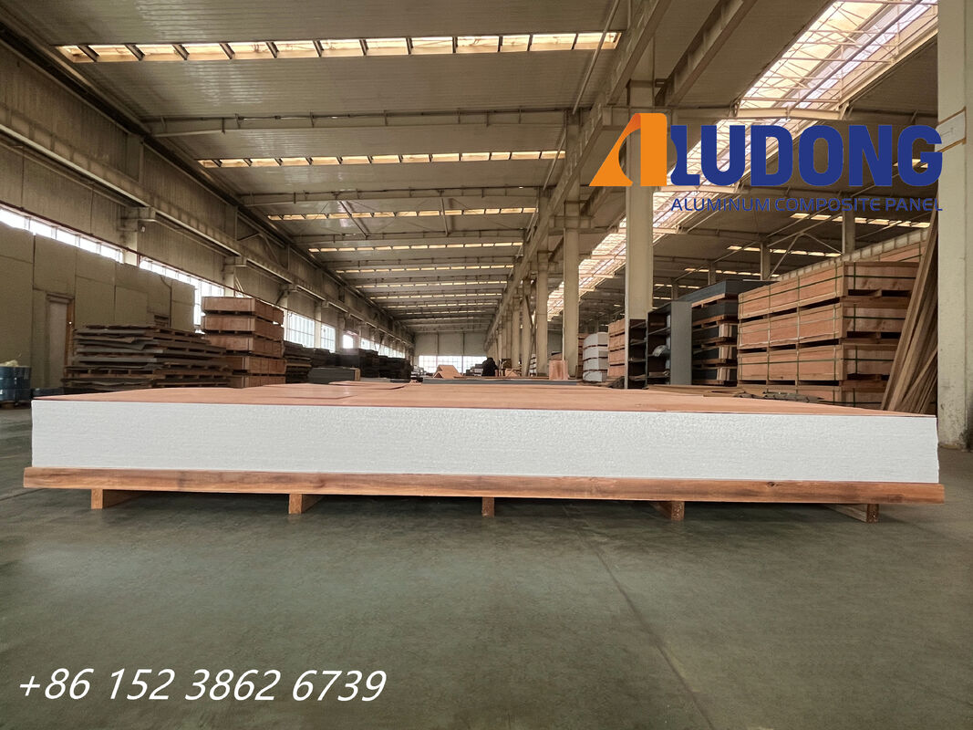 FR B1 Grade PVDF a enduit l'épaisseur du panneau composé en aluminium ignifuge de 4 mm pour les bâtiments