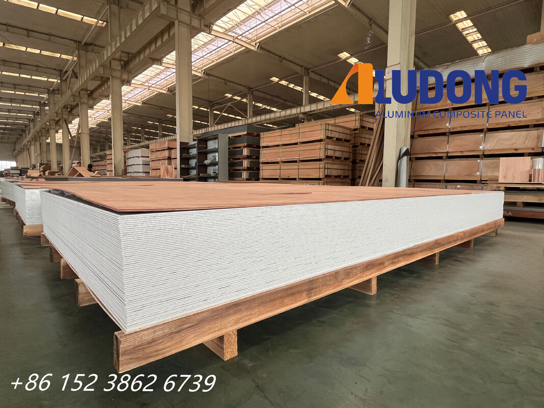 FR B1 Grade PVDF a enduit l'épaisseur du panneau composé en aluminium ignifuge de 4 mm pour les bâtiments