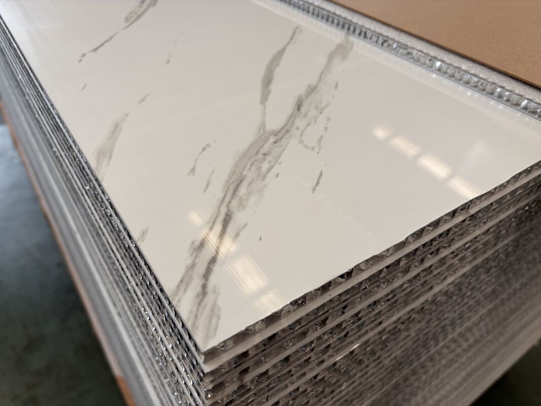 Panneau nid d'abeille en aluminium pour plafonds, toitures, revêtements muraux intérieurs et extérieurs