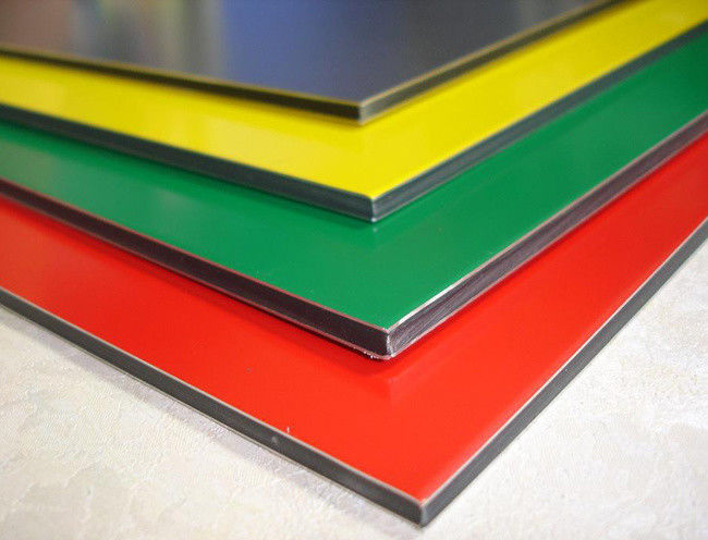 Panneau composite en aluminium 4x8 pieds PVDF PE revêtu ignifuge Léger sur mesure Disponible pour la décoration intérieure extérieure