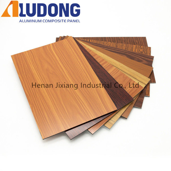 En stock 1220*2440mm Panneaux composites en aluminium Modèle en bois, résistance élevée à la moisissure pour la décoration intérieure Certifié CE