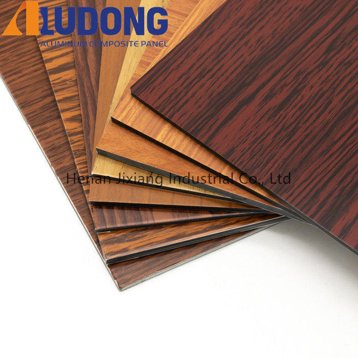 En stock 1220*2440mm Panneaux composites en aluminium Modèle en bois, résistance élevée à la moisissure pour la décoration intérieure Certifié CE