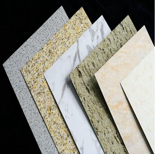 Panneau composite en aluminium PVDF de 4 mm, finition de grain de marbre à haute brillance, panneau Alucobond pour revêtement mural d'hôtel de luxe, décoration de hall