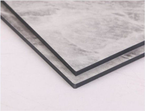 Emballage sécurisé 3 mm de grain de marbre ACM/ ACP PE revêtement PVDF, facile à nettoyer et résistant aux rayures pour la cuisine Backsplash en stock