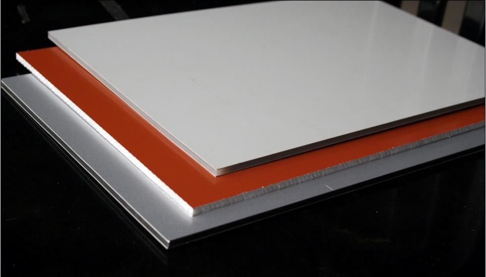 Panneau composite en aluminium à base d' alucobond ACP très brillant pour le revêtement de panneaux d' affichage, les volets de rideau et la décoration intérieure