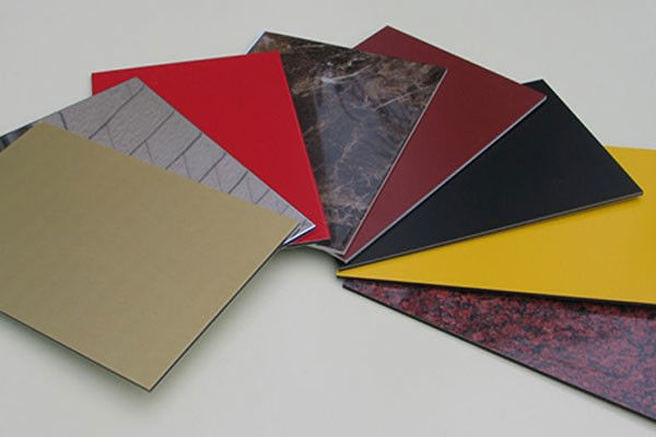 Le panneau composé en aluminium pour le polyester UV de couleurs de côtés de l'impression deux a traité