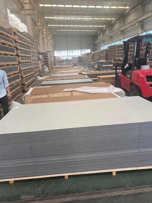 Améliorez l'esthétique de votre bâtiment avec des panneaux composites en aluminium brossé