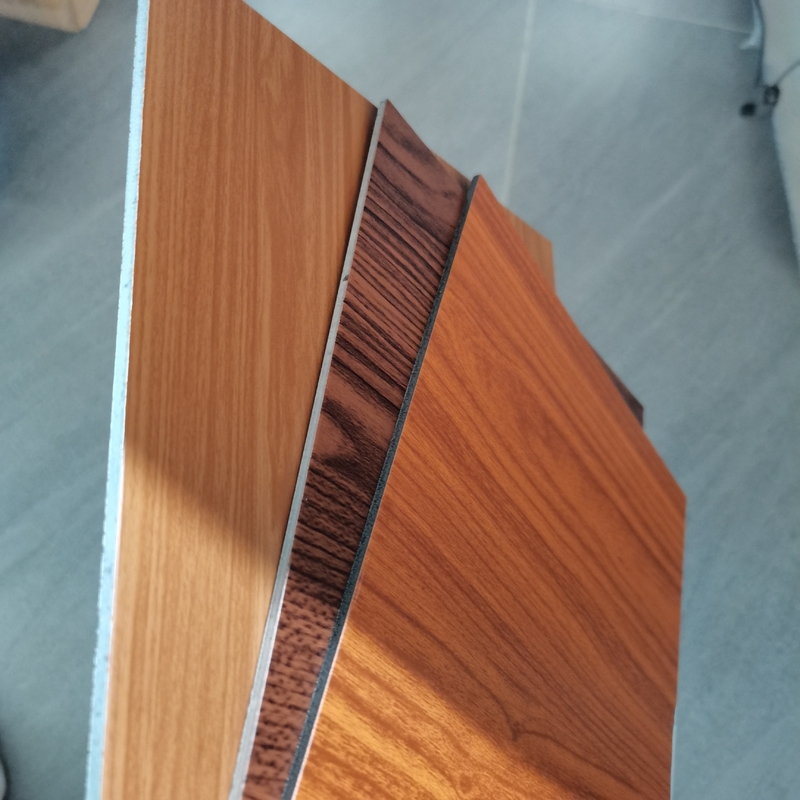 Panneau composite en aluminium revêtu de 25um-30um PVDF pour les façades de bâtiments modernes et élégantes
