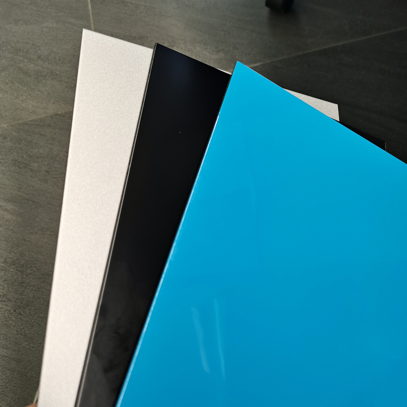 Panneau composite en aluminium revêtu de 25um-30um PVDF pour les façades de bâtiments modernes et élégantes