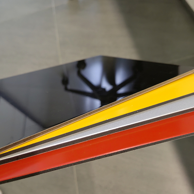 le panneau composé en aluminium ACP de couleur noire de PE de 1220mm couvre pour la décoration