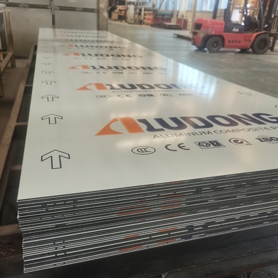 Panneau composite en aluminium PVDF lisse pour une protection à long terme du plafond