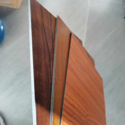 Tailles et couleurs polyvalentes disponibles pour les panneaux composites en aluminium en bois avec stratification de film PVDF