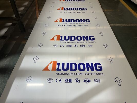 Panneau composite en aluminium ignifuge de 4*0,40 mm FR B1 Pour centre commercial, hôtel, gare, etc.