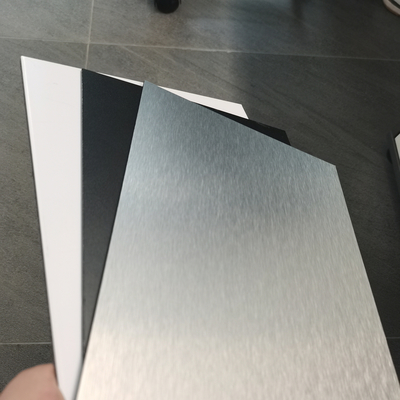 Le panneau composé en aluminium ACP argenté instantané de PE de séparation couvre pour la décoration intérieure